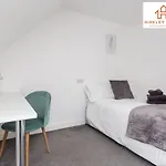 Newbuild 4Bed - City Centre - Free Secure Parking! By Hinkley Homes Short Lets & Serviced Accommodation